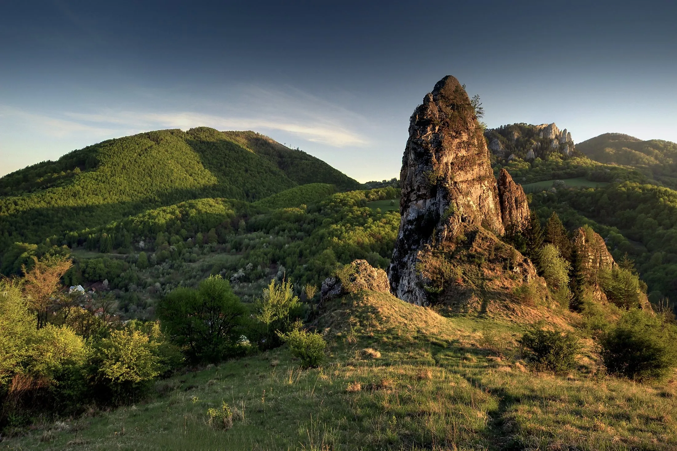 Na kole po malebných bradlech okolo Červeného kameňa