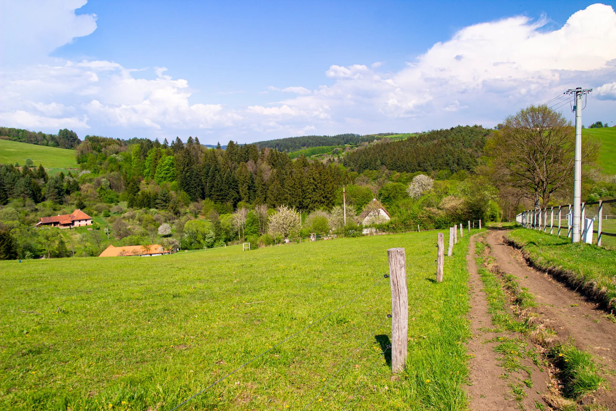 Na kole dnem budoucí přehrady