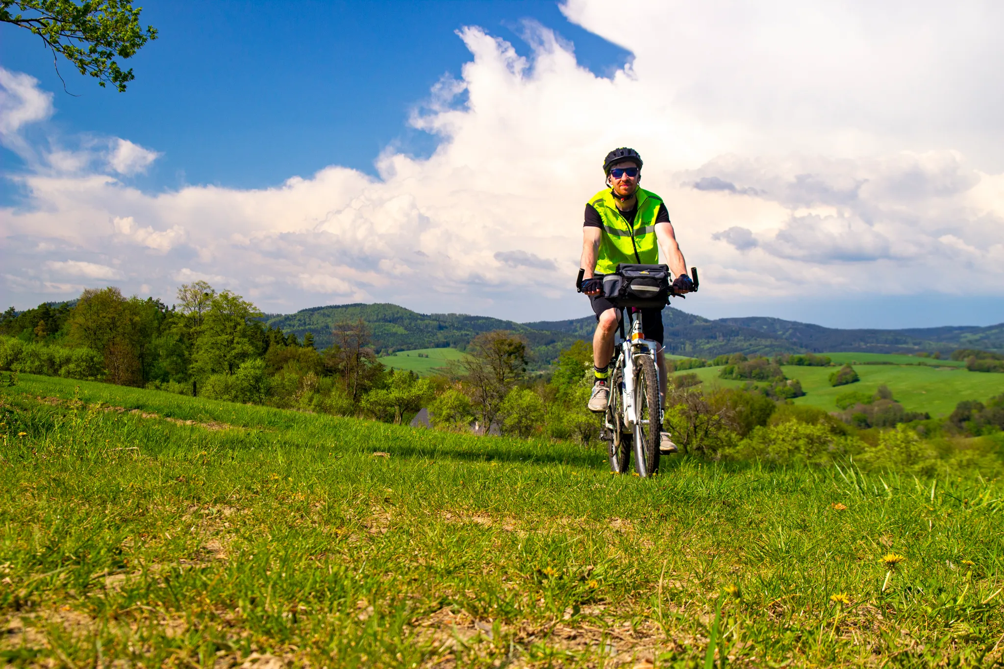 Na kole dnem budoucí přehrady