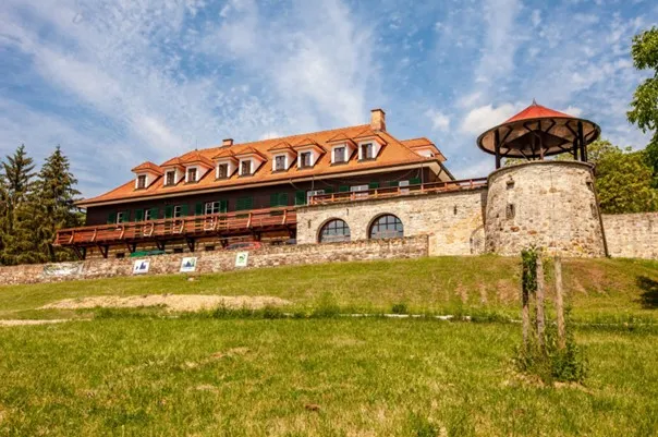 Na lovecký zámeček Antonstál